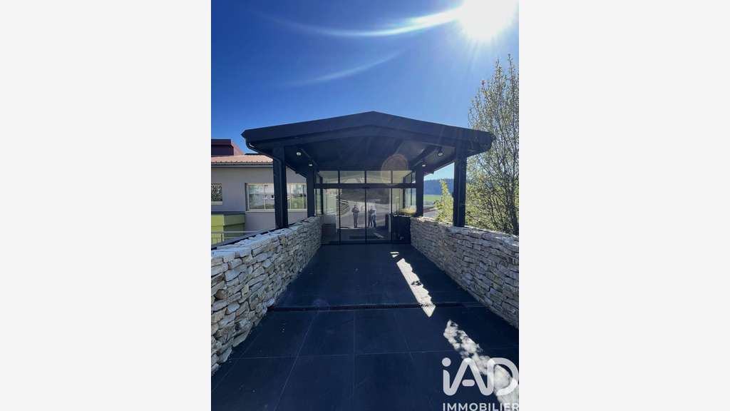 Vente local commercial de 763m² en zai de Morteau