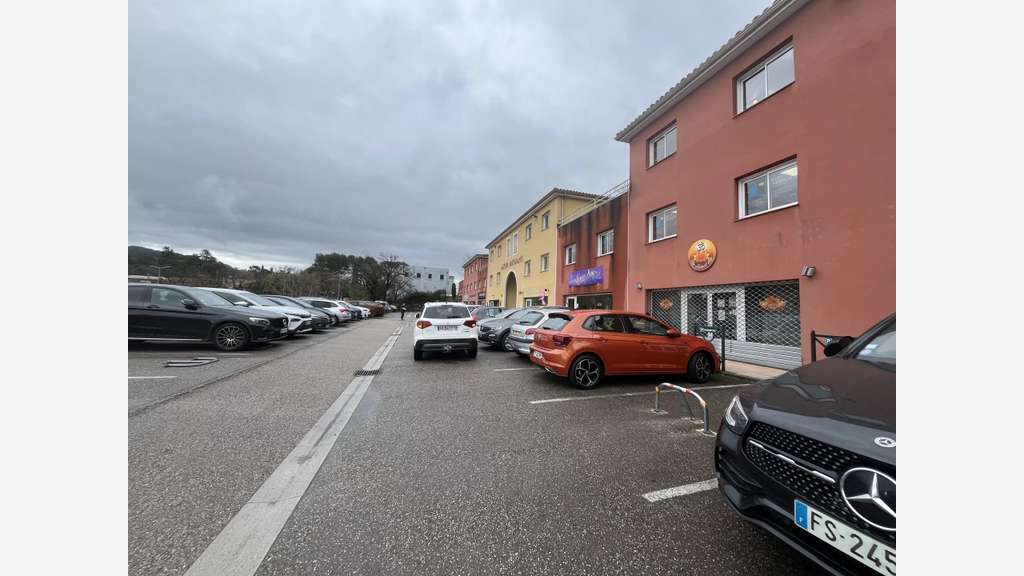 Vente murs de 84m² + 2 parkings à Mouans Sartoux