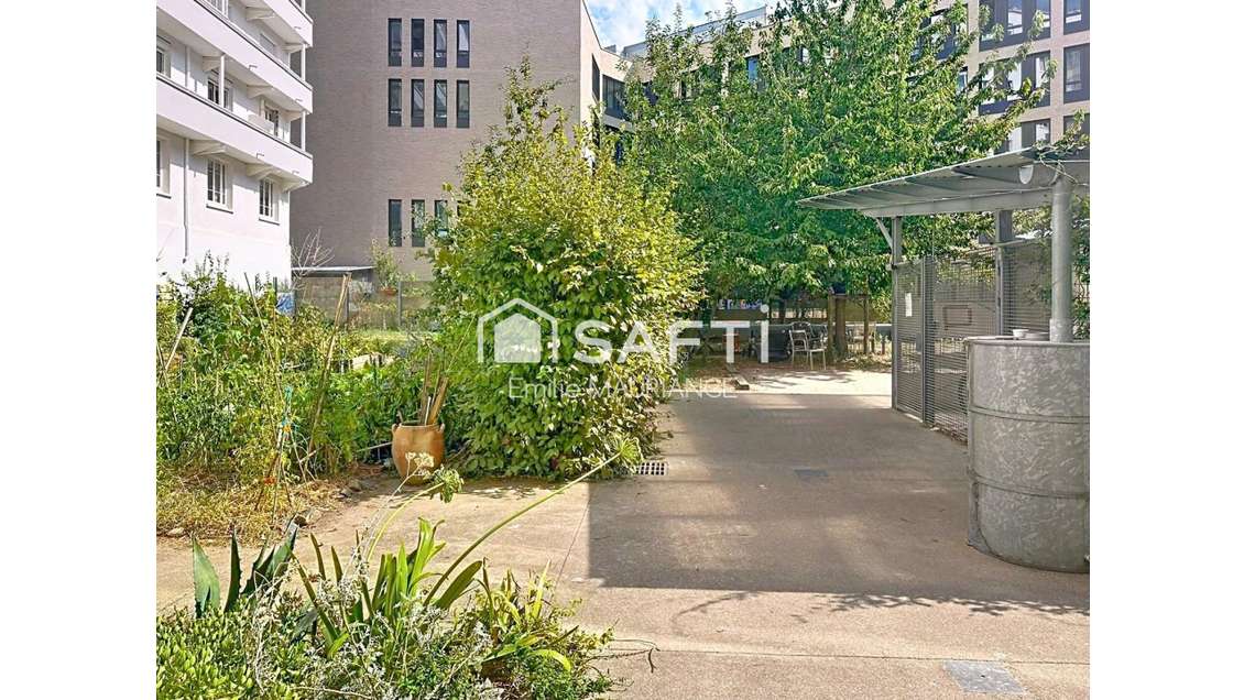 Local 88m² grande devanture au coeur de Nantes  