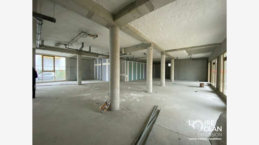 Vente local neuf 329m² pied d'immeuble à Nantes