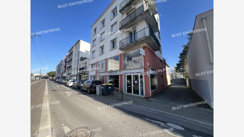 AV locaux commerciaux 420m² Nantes rte de Vannes