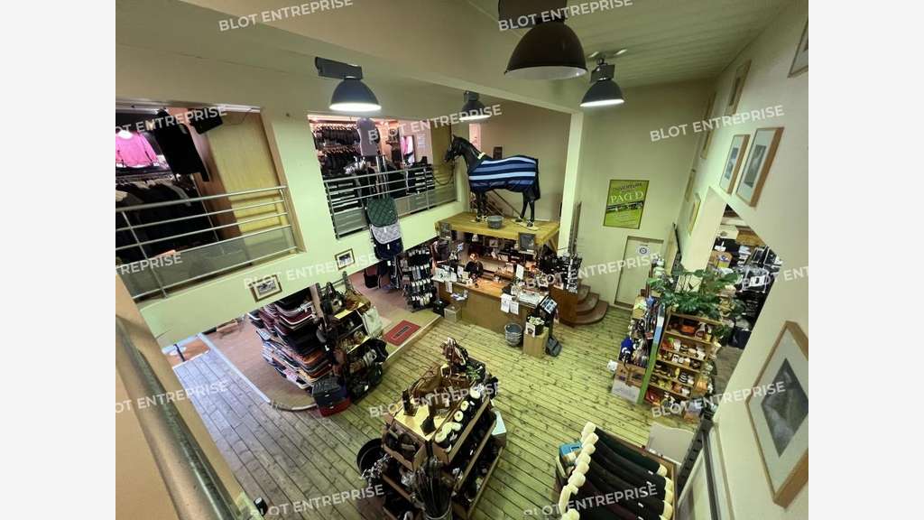 AV locaux commerciaux 420m² Nantes rte de Vannes