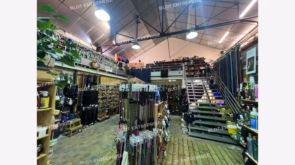 AV locaux commerciaux 420m² Nantes rte de Vannes