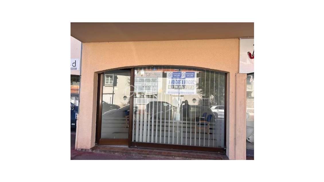 Local commercial état neuf, rue principale