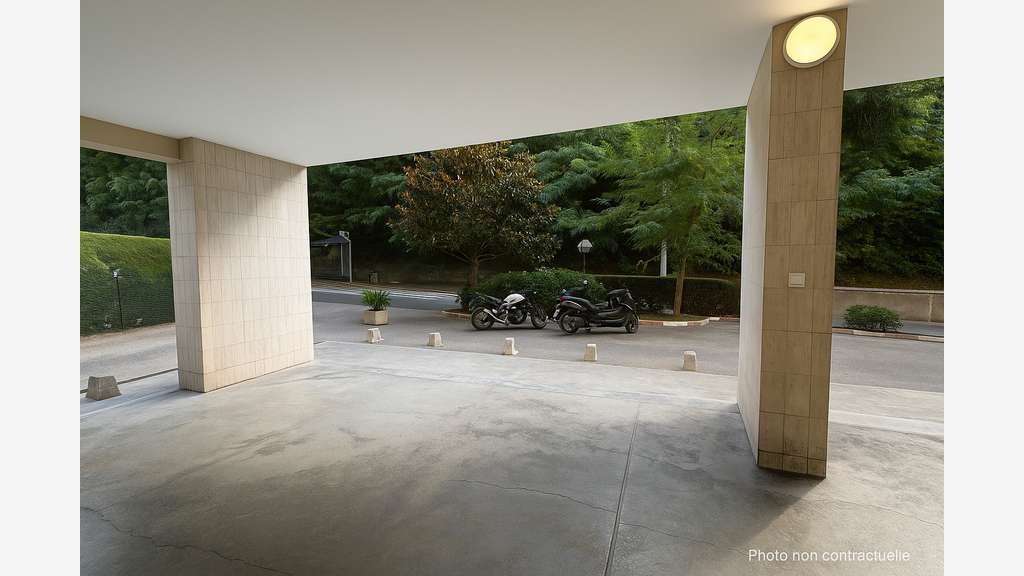 AV beau local professionnel 93m² RDC à Nice  