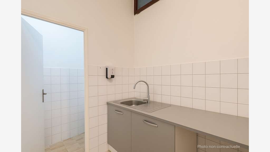 AV beau local professionnel 93m² RDC à Nice  