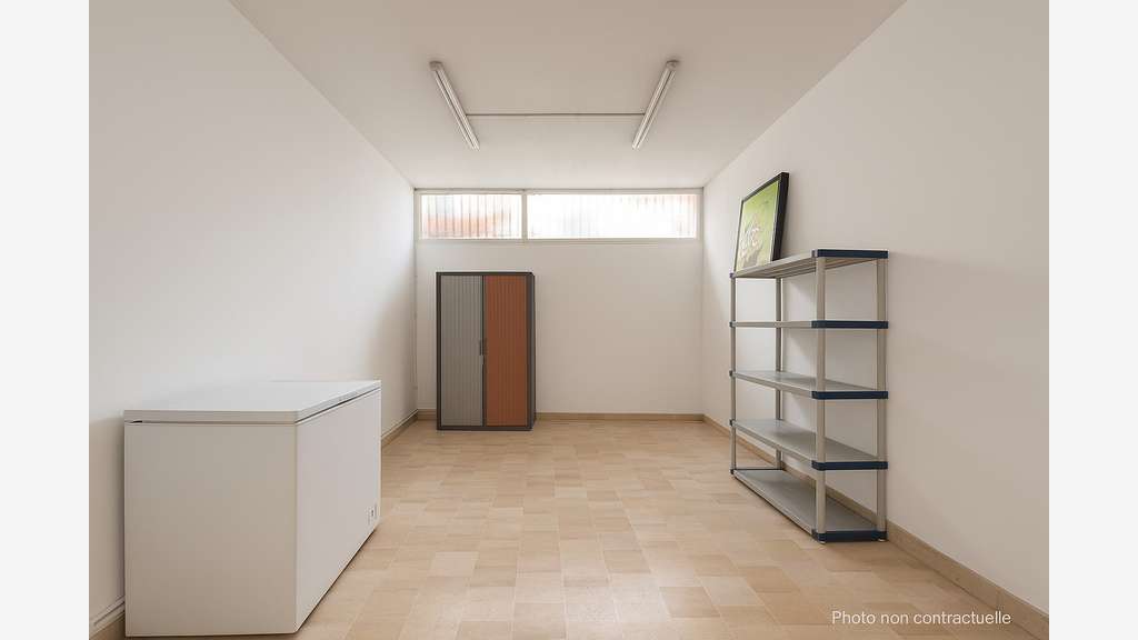 AV beau local professionnel 93m² RDC à Nice  
