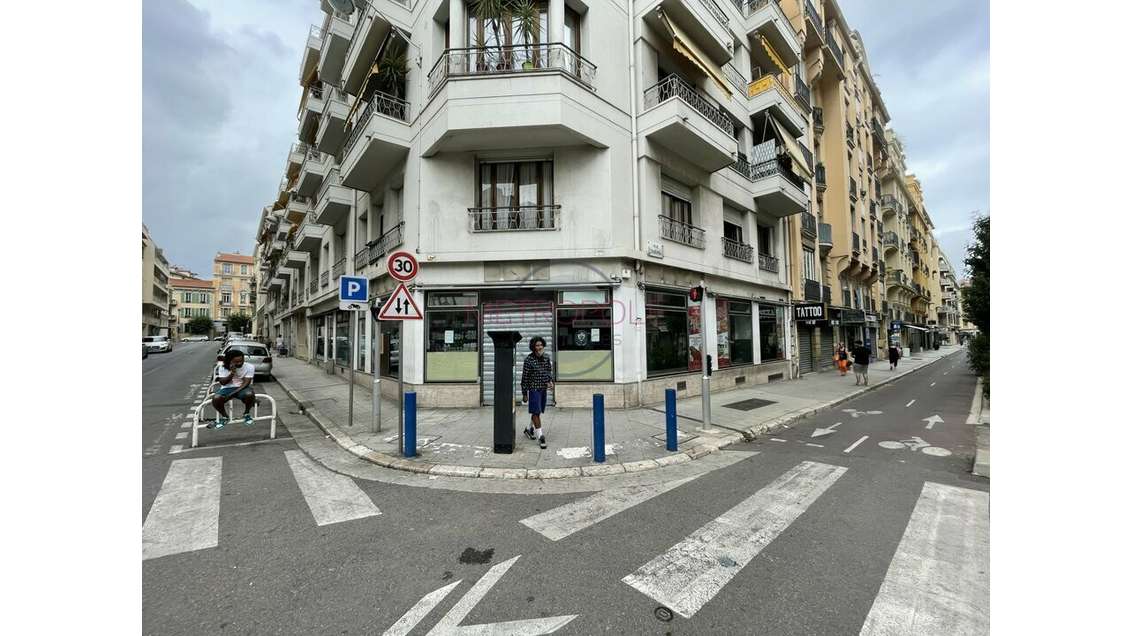 Local d'angle 225m² à vendre à Nice Rue Trachel