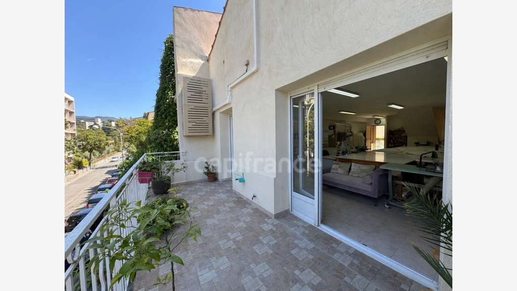 AV murs commerciaux avec habitation à Nice Valrose