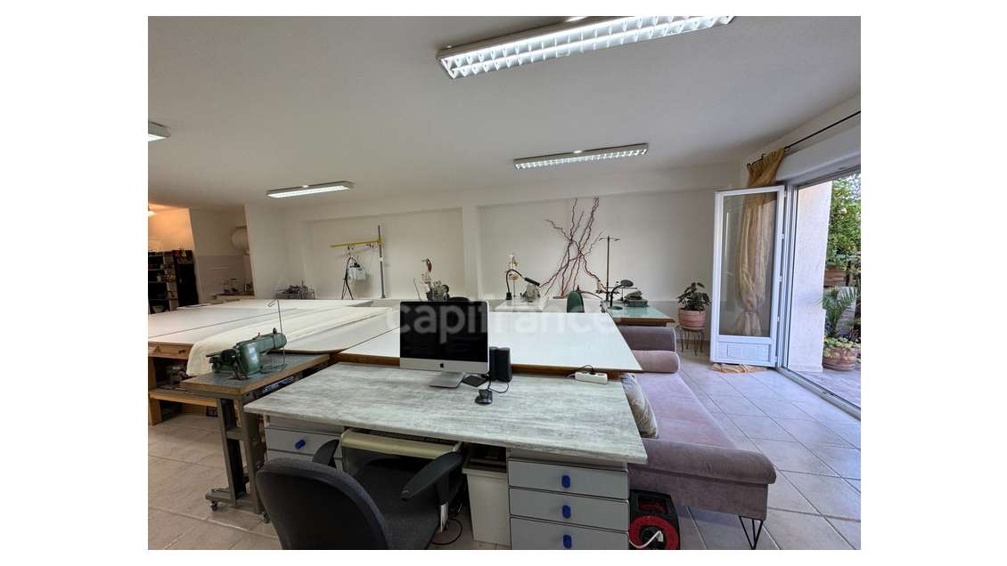 AV murs commerciaux avec habitation à Nice Valrose