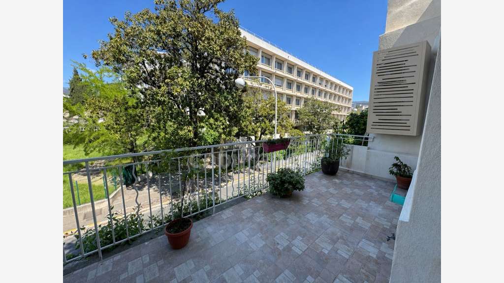 AV murs commerciaux avec habitation à Nice Valrose