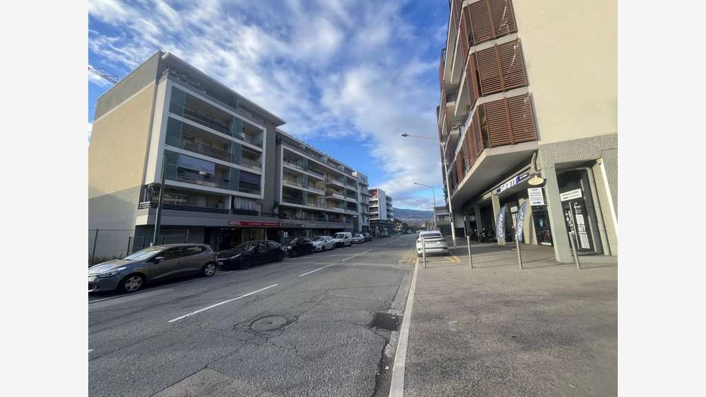 A vendre murs loués de 90m² + parking à Nice