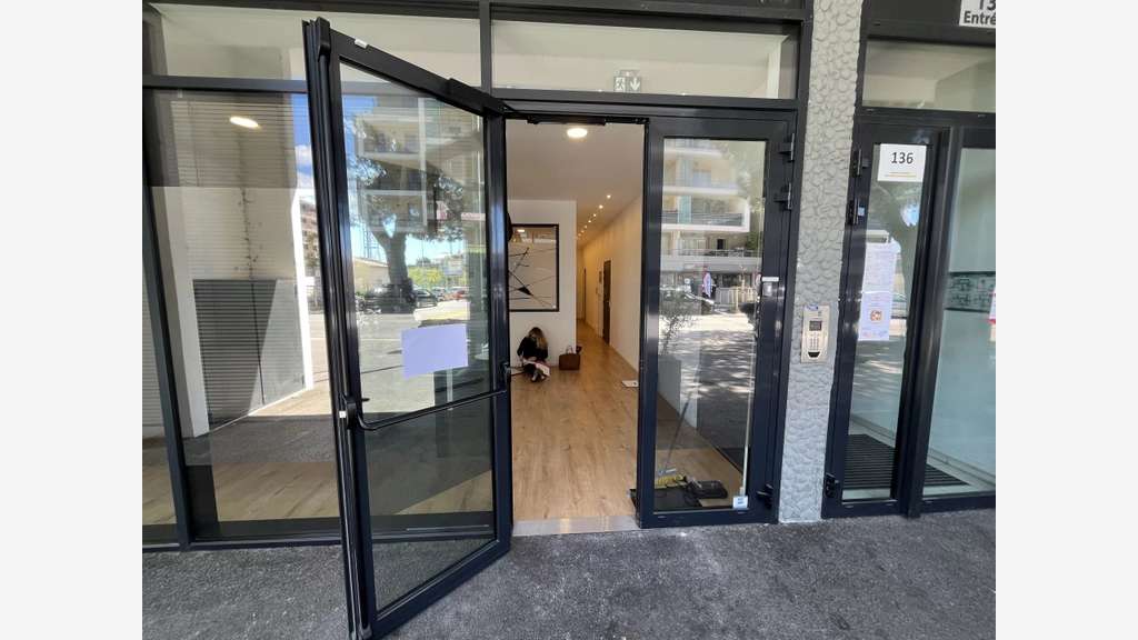 A vendre murs loués de 90m² + parking à Nice