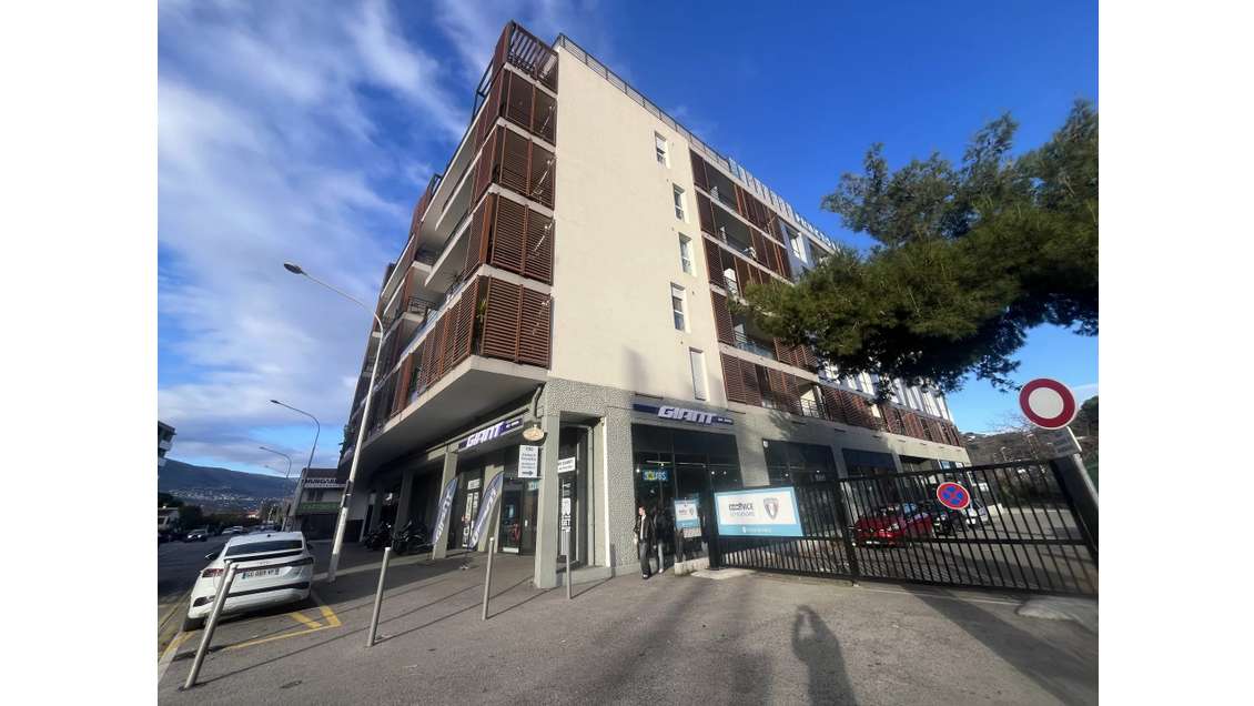 A vendre murs loués de 90m² + parking à Nice