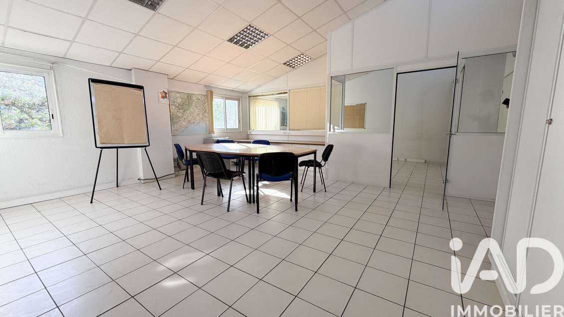 Vente local commercial 57m² à Nîmes Maréchal Juin