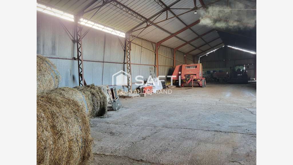 Hangar avec panneaux photovotaïques et parcelle 