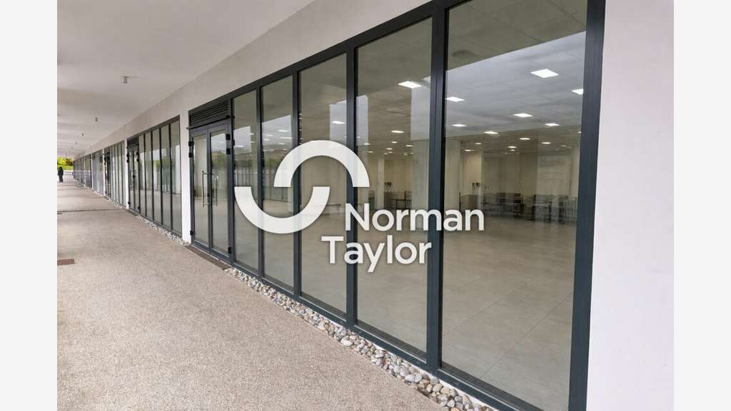 Local commercial 177m² à vendre axe passant Ondres