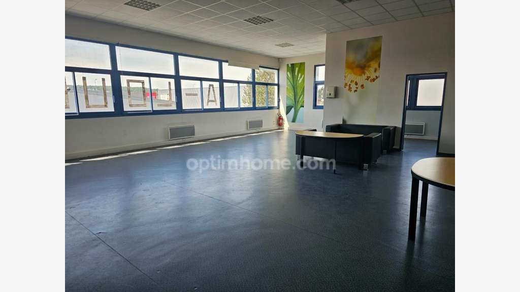 Local commercial de 350m² à vendre à Orgeval (78)