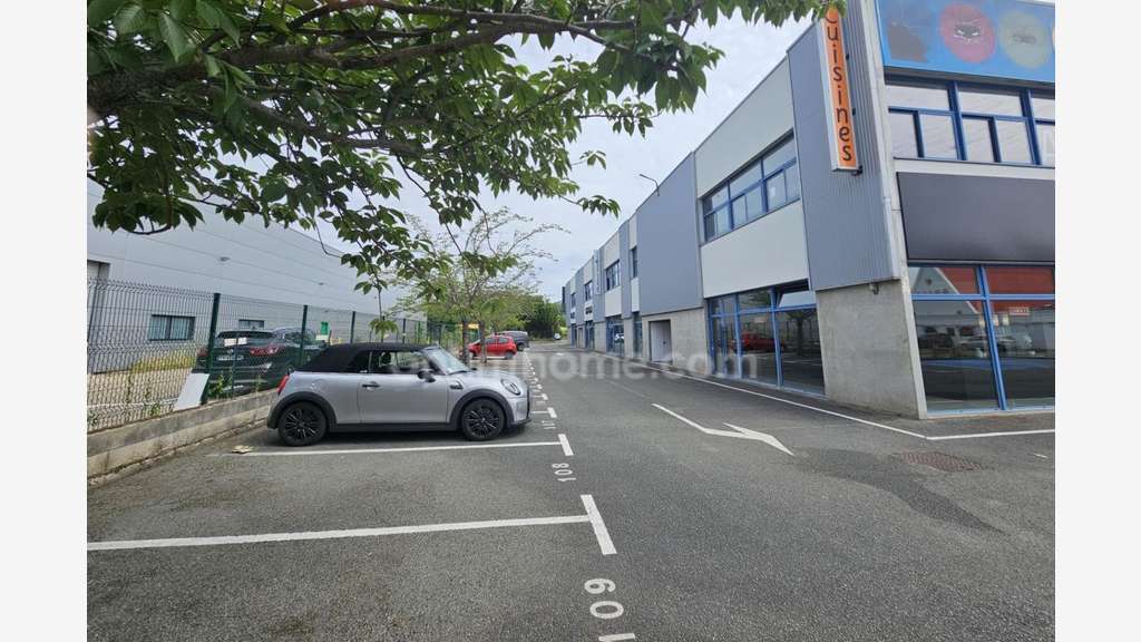 Local commercial de 350m² à vendre à Orgeval (78)