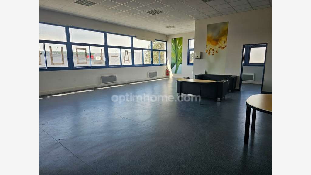 Local commercial de 350m² à vendre à Orgeval (78)