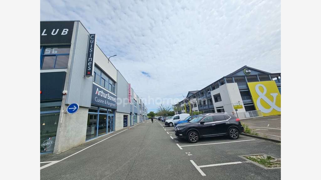 Local commercial de 350m² à vendre à Orgeval (78)