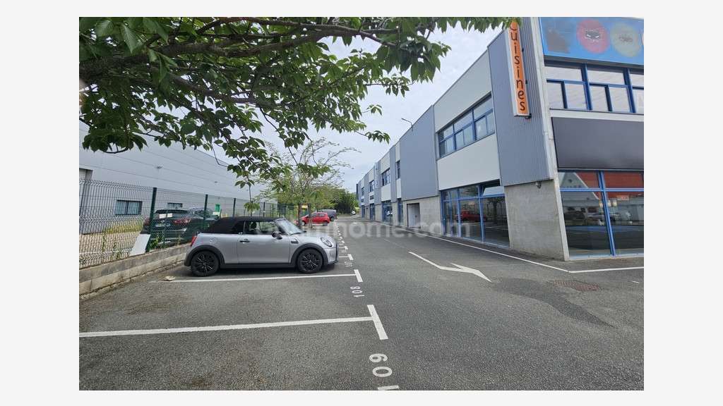 Local commercial de 350m² à vendre à Orgeval (78)