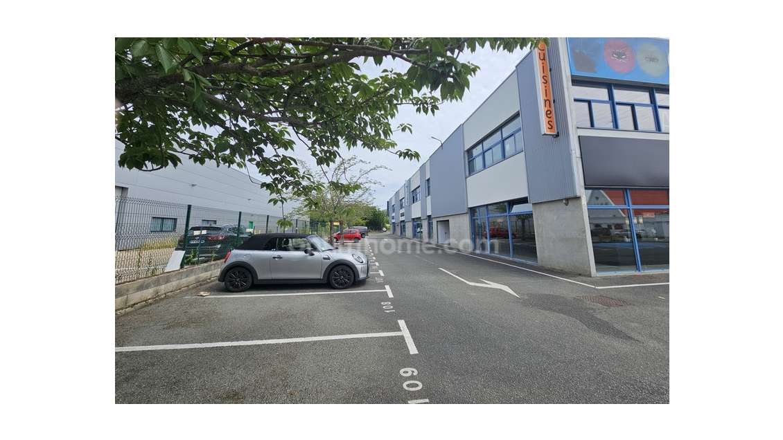 Local commercial de 350m² à vendre à Orgeval (78)