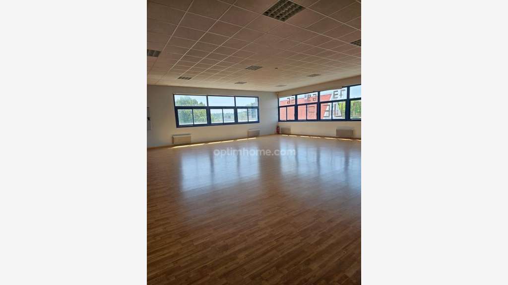 Local commercial de 350m² à vendre à Orgeval (78)
