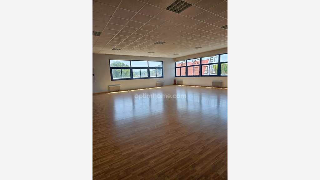 Local commercial de 350m² à vendre à Orgeval (78)