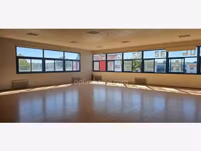 Local commercial de 350m² à vendre à Orgeval (78)