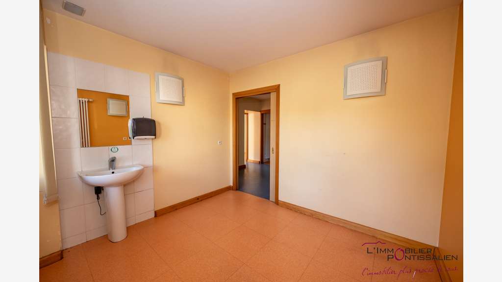 Vente local ou appart 80m² en RDC à Oye et Pallet