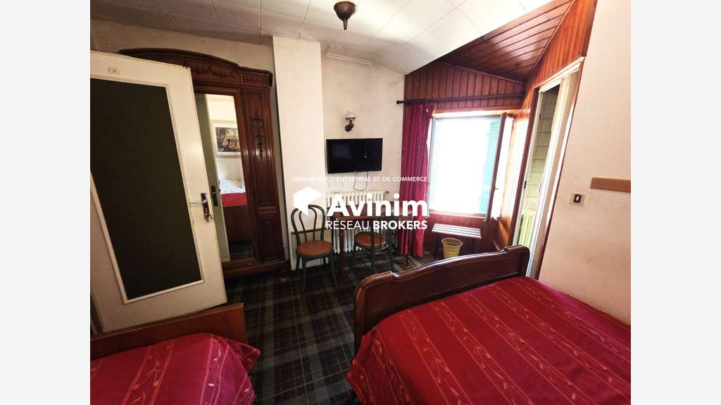Vente immeuble hôtelier 913m² à Oyonnax centre