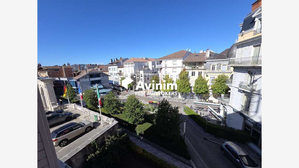 Vente immeuble hôtelier 913m² à Oyonnax centre