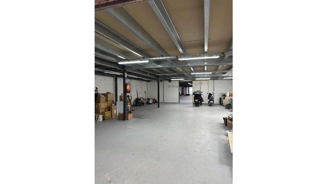 Vente local commercial 950m² à Pantin