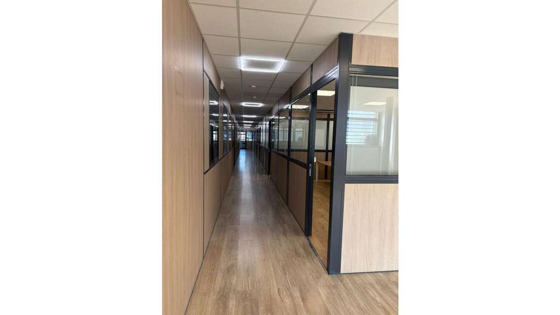 AV local commercial de 660m² à Pantin proche RER E