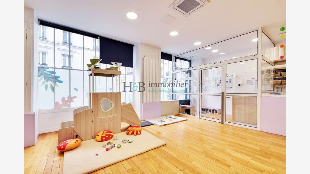 AV local commercial de 162m² loué à Paris 75011