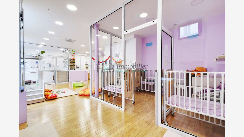 AV local commercial de 162m² loué à Paris 75011