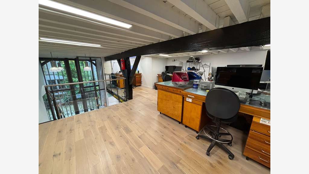 Cède local commercial atypique 106m² à Paris 75011