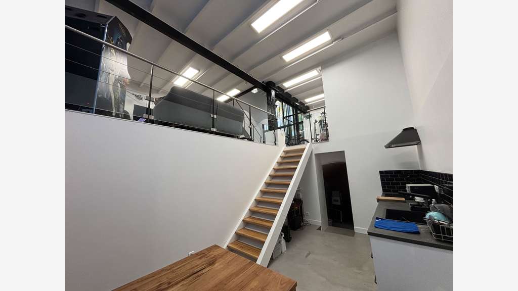 Cède local commercial atypique 106m² à Paris 75011