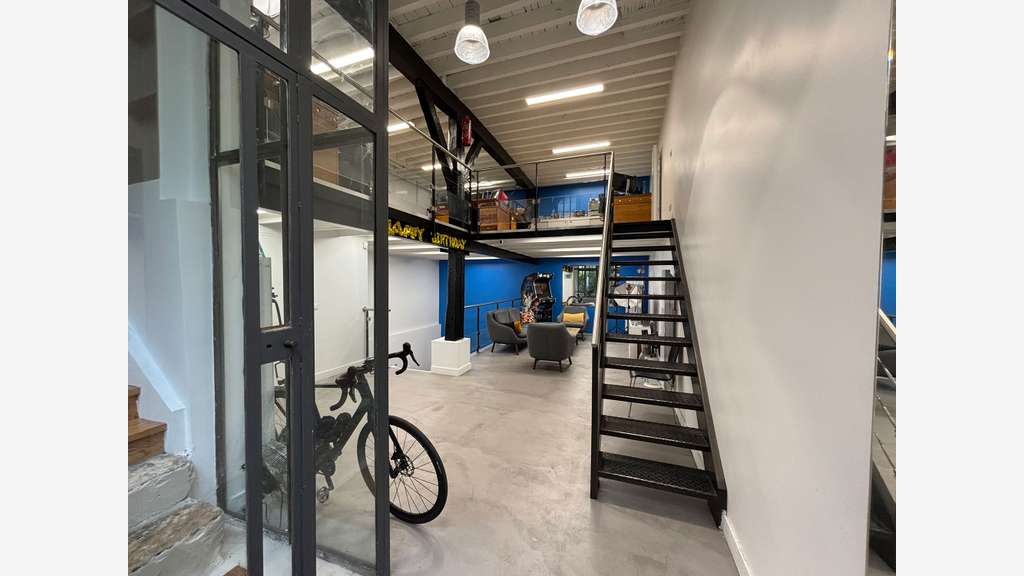 Cède local commercial atypique 106m² à Paris 75011