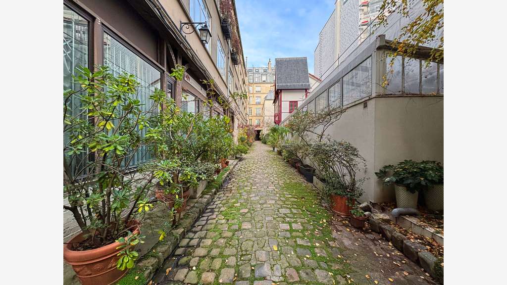 Cède local commercial atypique 106m² à Paris 75011