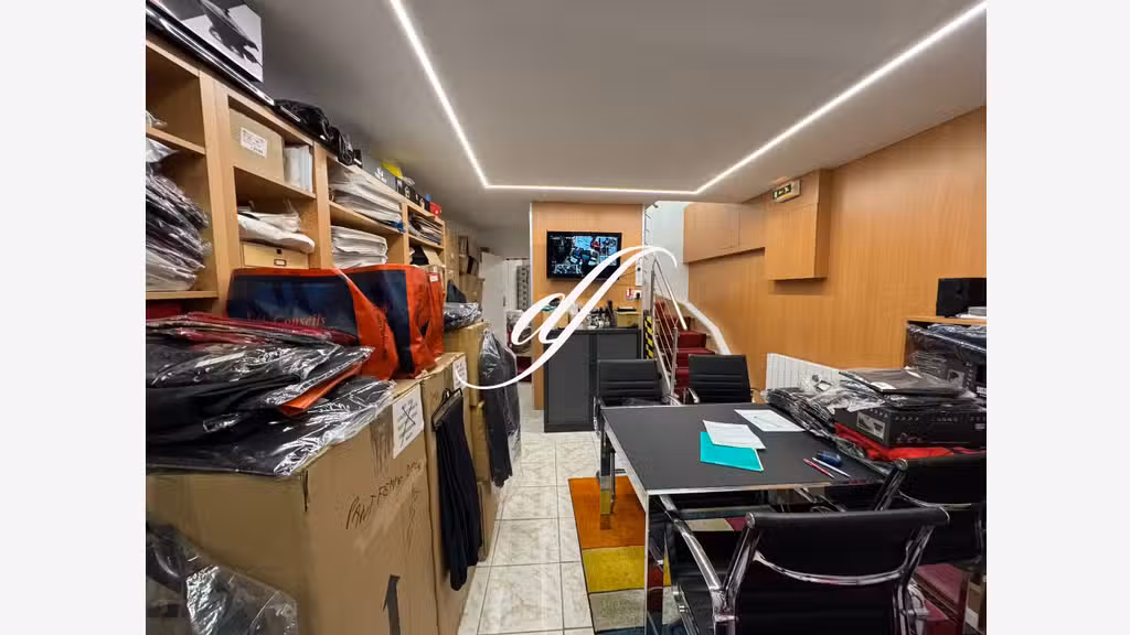 AV murs commerciaux de 132m² rénovés à Paris 75018