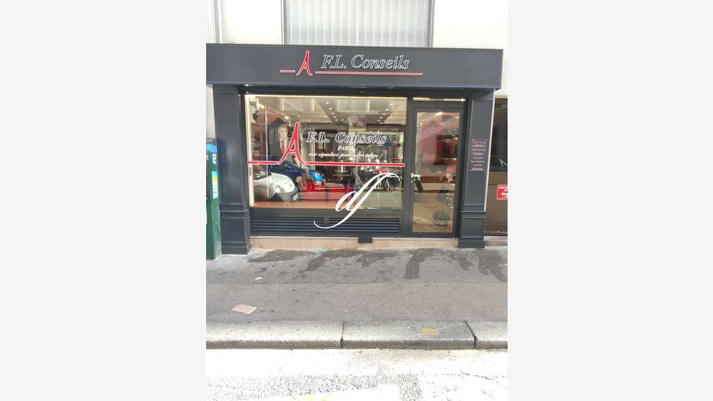 AV murs commerciaux de 132m² rénovés à Paris 75018