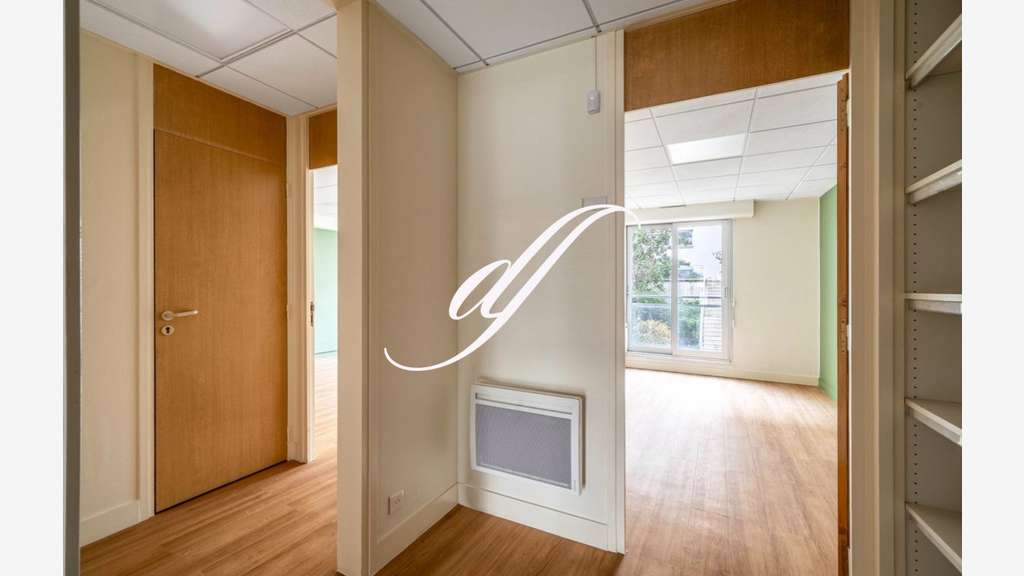 Cède local bureaux 80m² lumineux R+1 à Paris 75005