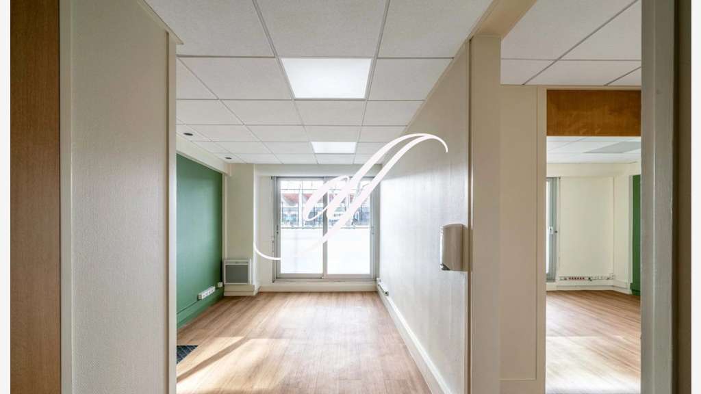 Cède local bureaux 80m² lumineux R+1 à Paris 75005