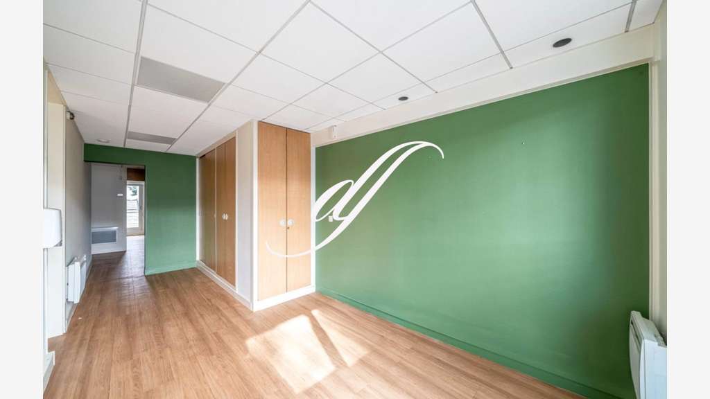 Cède local bureaux 80m² lumineux R+1 à Paris 75005