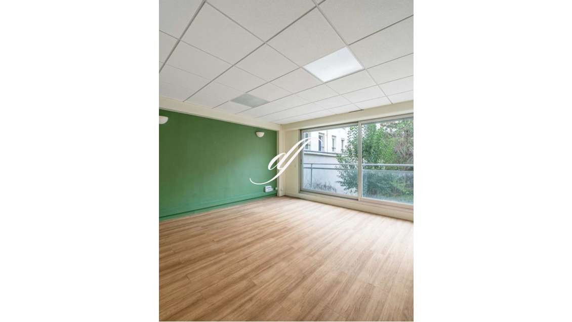 Cède local bureaux 80m² lumineux R+1 à Paris 75005
