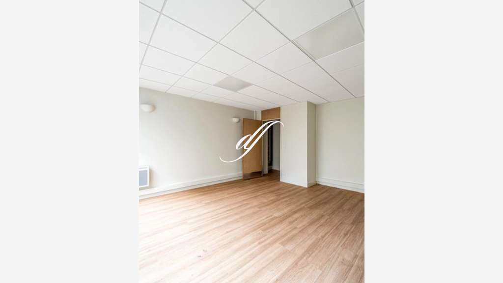 Cède local bureaux 80m² lumineux R+1 à Paris 75005