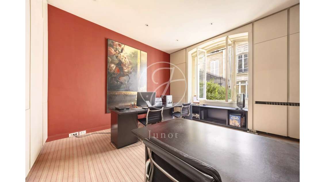 AV local 32m² à Paris 8e Champs-Faubourg St-Honoré