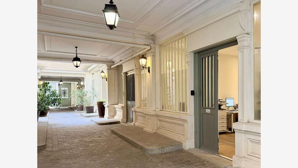 PARIS 9 - MURS COMMERCIAUX 262 M²